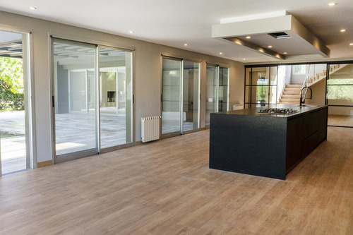 Casa En Castores Con El Mejor Acceso A Guardia Y Club House!