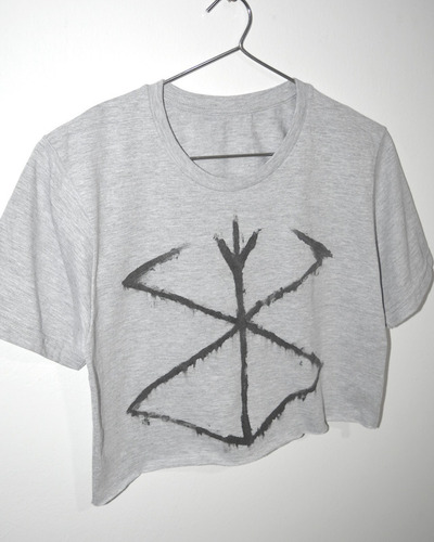 Imagen 2 de 7 de Croptop Sacrifice Berserk Dark Anime Gris Melange Caustico