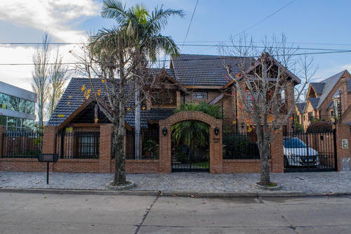 Casa Venta Barrio Alemán 4 Dormitorios, Jardín, Parrilla Garage