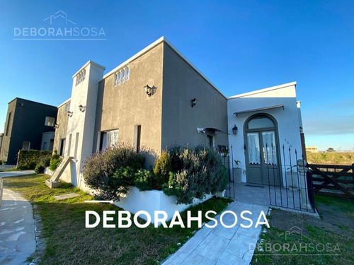 Imagen 1 de 26 de Hermosa Casa Al Agua - El Cantón
