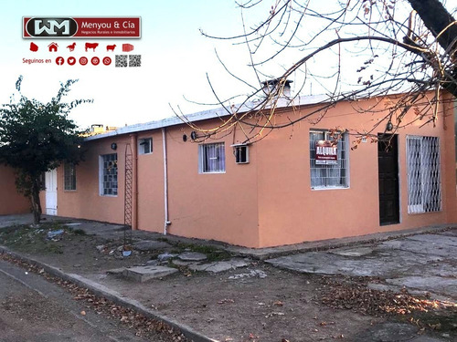 Venta Casa En Trinidad Flores 2 O 3 Dormitorios + Patio + Local Comercial Con Terreno Y Cochera Abierta