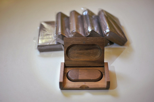 Pendrive De Madeira C/ Caixa De 16g (testados).