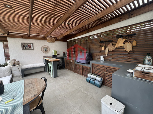 Linda Casa Moderna En Excelente Estado En Lomas De Montemar.