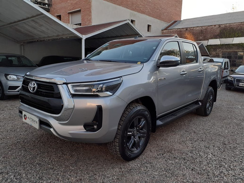 Imagen 1 de 13 de Toyota Hilux 2.8 Cd Srv 177cv 4x4 At 2022 0 Km -en Stock-