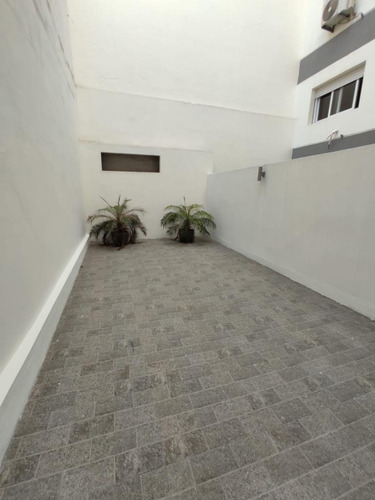 Imagen 2 de 14 de Alquiler Apartamento 2 Dormitorios Con Patio Y Balcon. Centro
