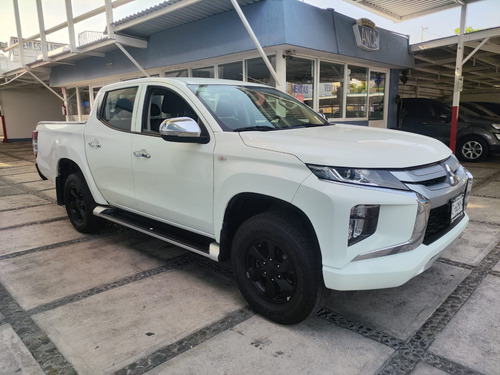 Mitsubishi L200 2.4 Cabina Doble 4x2 Mt