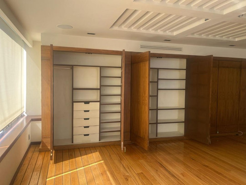 Bosque De Las Lomas, Espacioso Departamento Remodelado De 330m2, Vista Arbolada, Sala-comedor, Bar, Baño De Visitas, Sala De T.v. 3 Amplias Recamaras Con Baño Cada Una, Vestidores, Cocina Equipada, Ár