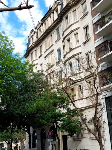 Dueño Directo - Semi Piso En Espectacular Y Única Esquina Edificio Patrimonial Al Estilo Academicista De Alejandro Bustillo En La Isla.