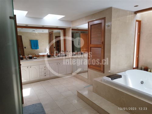 Casa En Venta De 6 Dorm. En La Reina