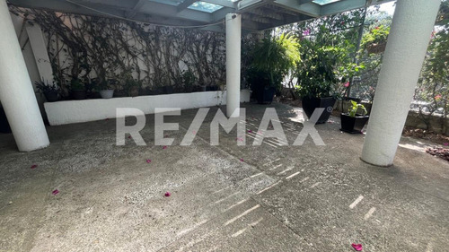 Casa En Venta A 3 Cuadras De Av. De Las Palmas Con Terraza Y Seguridad