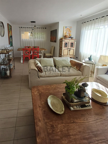 Casa En Venta De 4 Dorm. En Concón