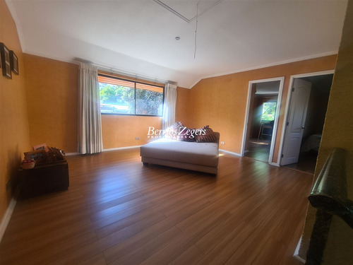 Casa En Venta De 5 Dorm. 3 Baños Mas Servicios En Las Condes