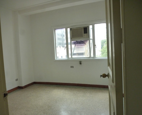 Imagen 8 de 17 de Oficina En Edificio Comercial Con Fachada Recién Actualizada, Consta De 86 M2, Sabana Grande
