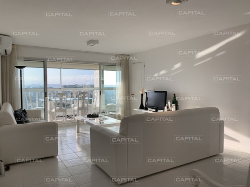 Oportunidad En Venta Playa Mansa - 2 Dormitorios Y Servicio- Ref: 27927
