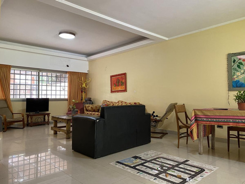 Casa De 3 Dormitorios Con Parrillero, Pileta Y Galería - Fisherton