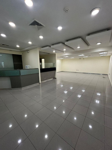 Oficina En Venta En Gazcue De 553m2 Con 9 Parqueos