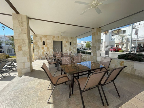 Casa En Venta De 4 Recámaras, En El Refugio, Torre De Piedra