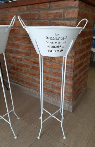 Imagen 4 de 5 de Frapera De Chapa Con Pie Y Logo