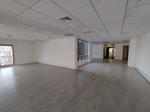 Excelente Oficina De 226 M2 De Planta Libre En Arriendo
