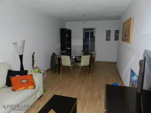 Apartamento En Alquiler, 2 Dormitorios, 1 Baño, Terraza, Av 18 De Julio, Centro.