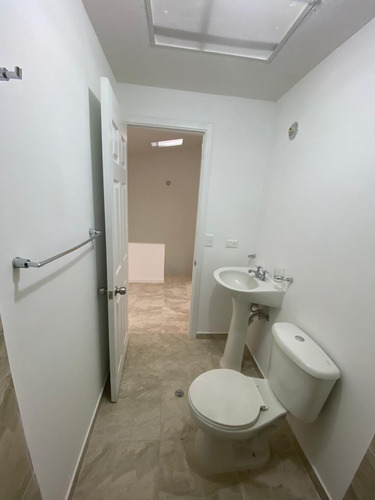Casa Esquinera En Venta, Pomasqui - Conjunto Habitacional Villa Palermo