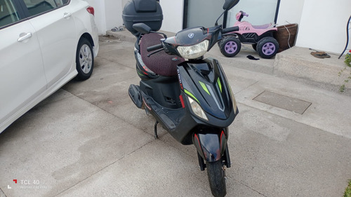 Motoneta Italika Ds150 Negro Con Verde, Seminueva Con Casco