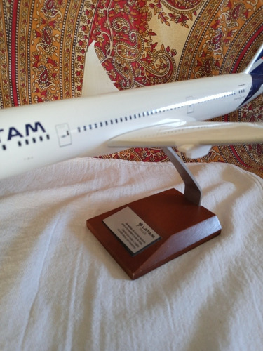 Avion De Resina Escala 1/100 Latam (Usado)