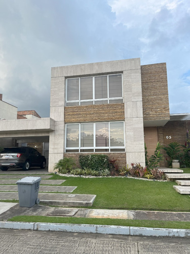 Vende Casa Urb. Lomas Del Country