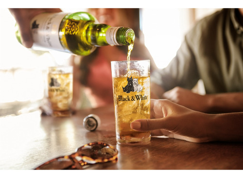 Imagem 3 de 3 de Whisky Escocês 8 Anos 1 Litro Black & White