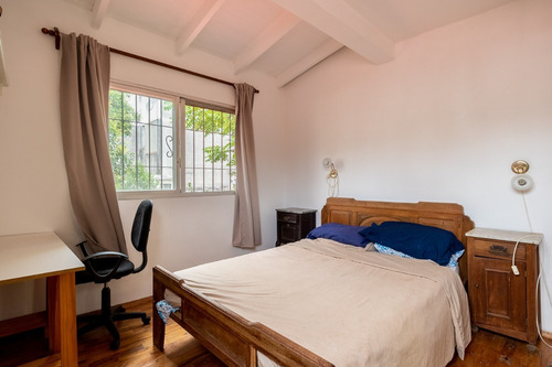 Hermosa Casa En Pocitos, 4 Dormitorios 3 Baños, Uno En Suite, Jardín. Garaje. Amplias Habitaciones. Calle Muy Tranquila. Oportunidad.