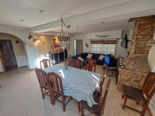 Chalet En Venta, Dos Plantas, 4 Dormitorios, Parque Y Pileta