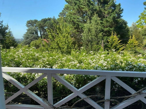 Imponente Chalet En Sierra De Los Padres En 4 Lotes Con Pileta Y Portón Automático. Gran Parque Con Variedad De Plantas Y Arboles. Gran Inversión. Retazada Urge Vender