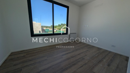 Casa En Venta En Dos Plantas 4 Habitaciones Pileta Perimetral