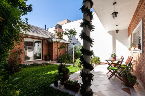 Hermoso Chalet De 5 Amb. En El Centro De Lanusita