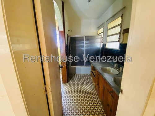 Casa De Uso Comercial, En Alquiler En Los Palos Grandes. 25-14860
