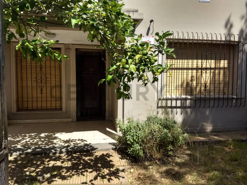 Lote De 600m2 Con Construcción A Reciclar