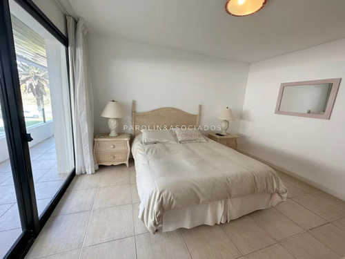 Apartamento En Venta En Primera Linea De Brava De 3 Dormitorios Edificio Arenas Blancas, Punta Del Este.