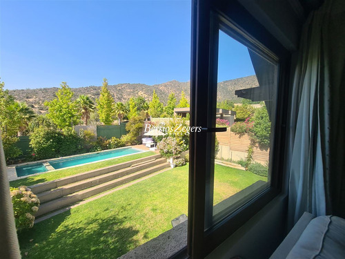 Casa En Venta De 4 Dorm. 5 Baños En Condominio En Las Condes