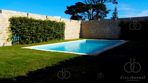 Imagen 5 de 30 de Casa En Mansa, Punta Del Este, 5 Dormitorios, Piscina Y Vista Al Mar.
