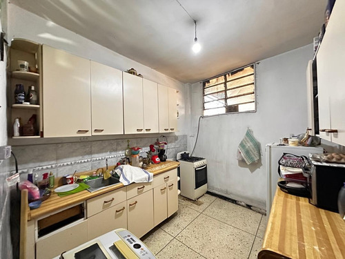 Catia. Edificio - Casa De Tres Niveles En Venta De 400m2