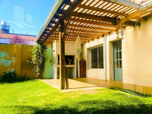 Imagen 1 de 8 de Casa - 4 Ambientes- Con Cochera- Galeria- Parrilla- Pileta- Florida