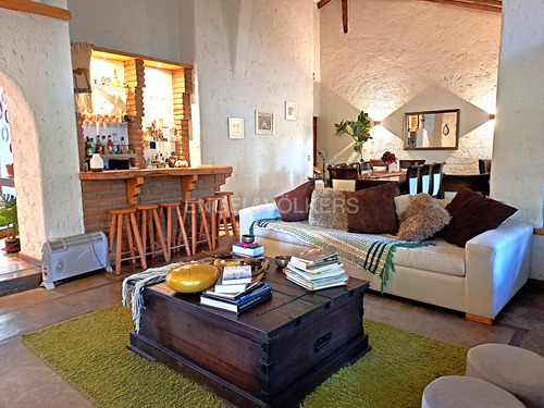 Amplios Espacios. Casa Chilena En Chicureo