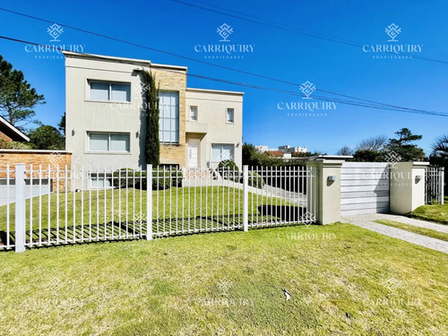 Excelente Casa De 4 Dormitorios, Piscina Climatizada Y Barbacoa En Pinares, Punta Del Este