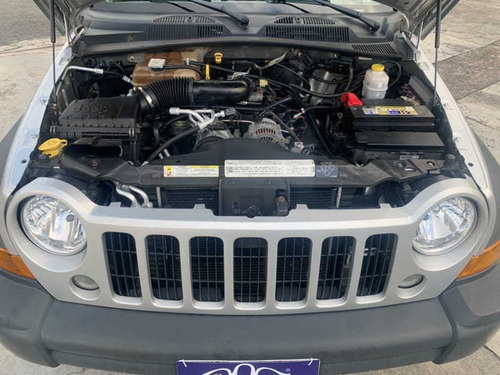 Imagem 8 de 15 de Jeep Cherokee Sport 4x4 3.7 V-6 4p 2006
