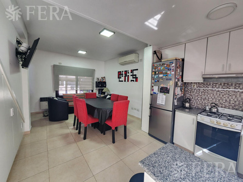 Venta Triplex De 4 Ambientes Con Cochera Y Patio Con Parrilla En Sarandí