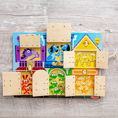 Tablero de actividades con cerraduras Melissa & Doug Ideal para desarrollar habilidades motoras y de resolución de problemas.