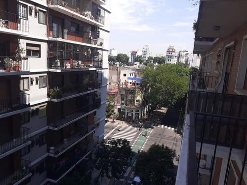 Imagen 12 de 26 de 2 Amb. Balvanera, Av. Independencia Y Rincòn. Frente/balcòn