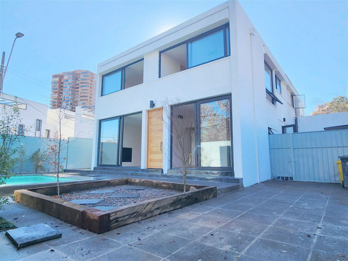 Casa En Venta De 3 Dorm. En Las Condes / Plaza La Capitanía
