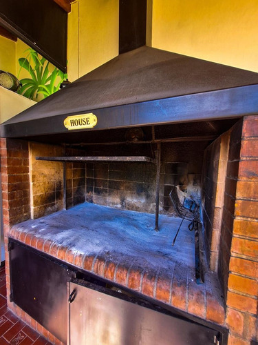 Destacada Vivienda, 5 Dormitorios En Ciudad De Mza