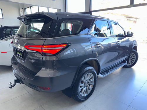Toyota Hilux SW4 2.8 D-4D TURBO DIESEL SRX 7L 4X4 AUTOMÁTICO